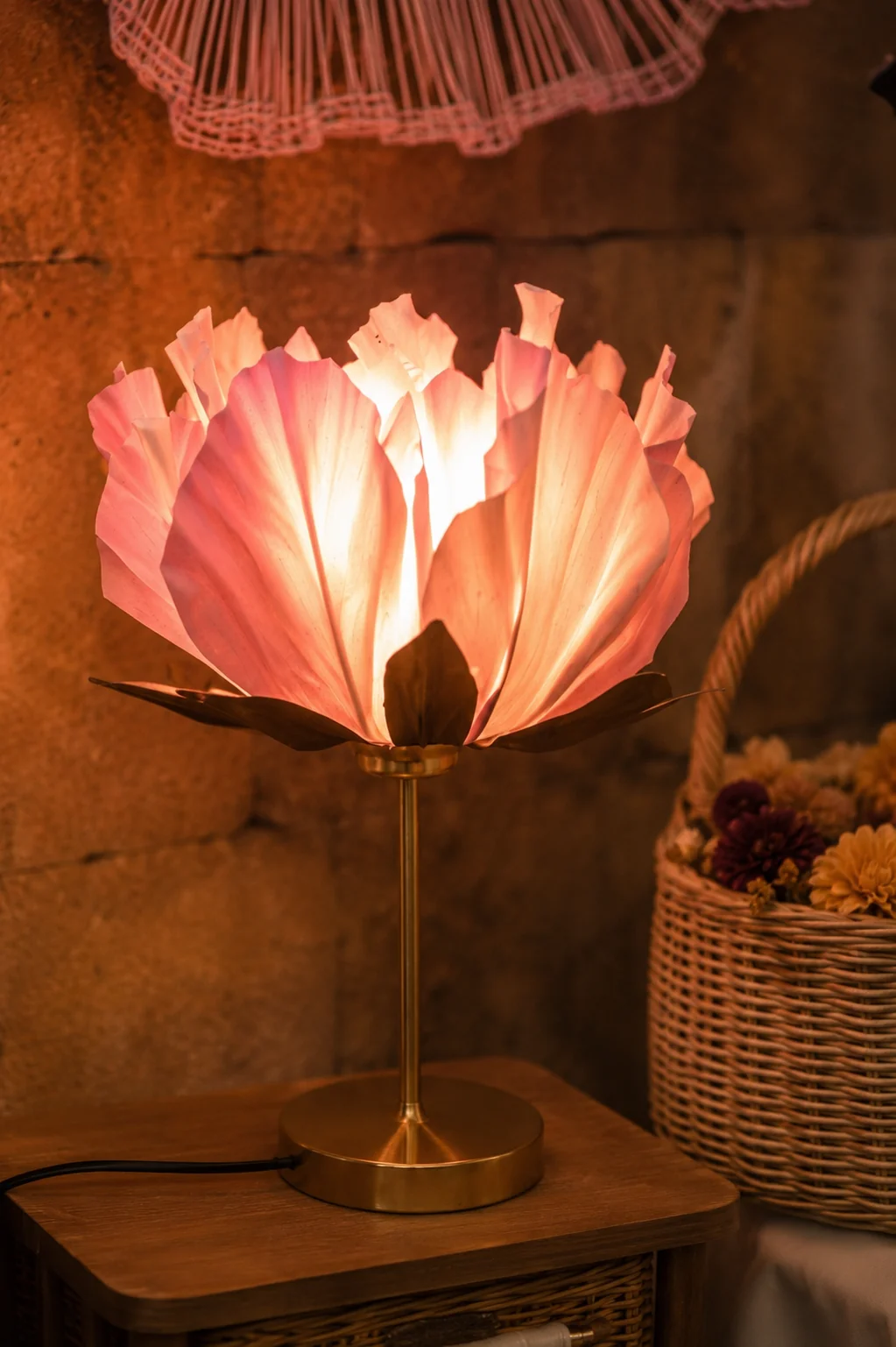 İçeriden ışıyan, kâğıt yapraklı el yapımı lotus lamba